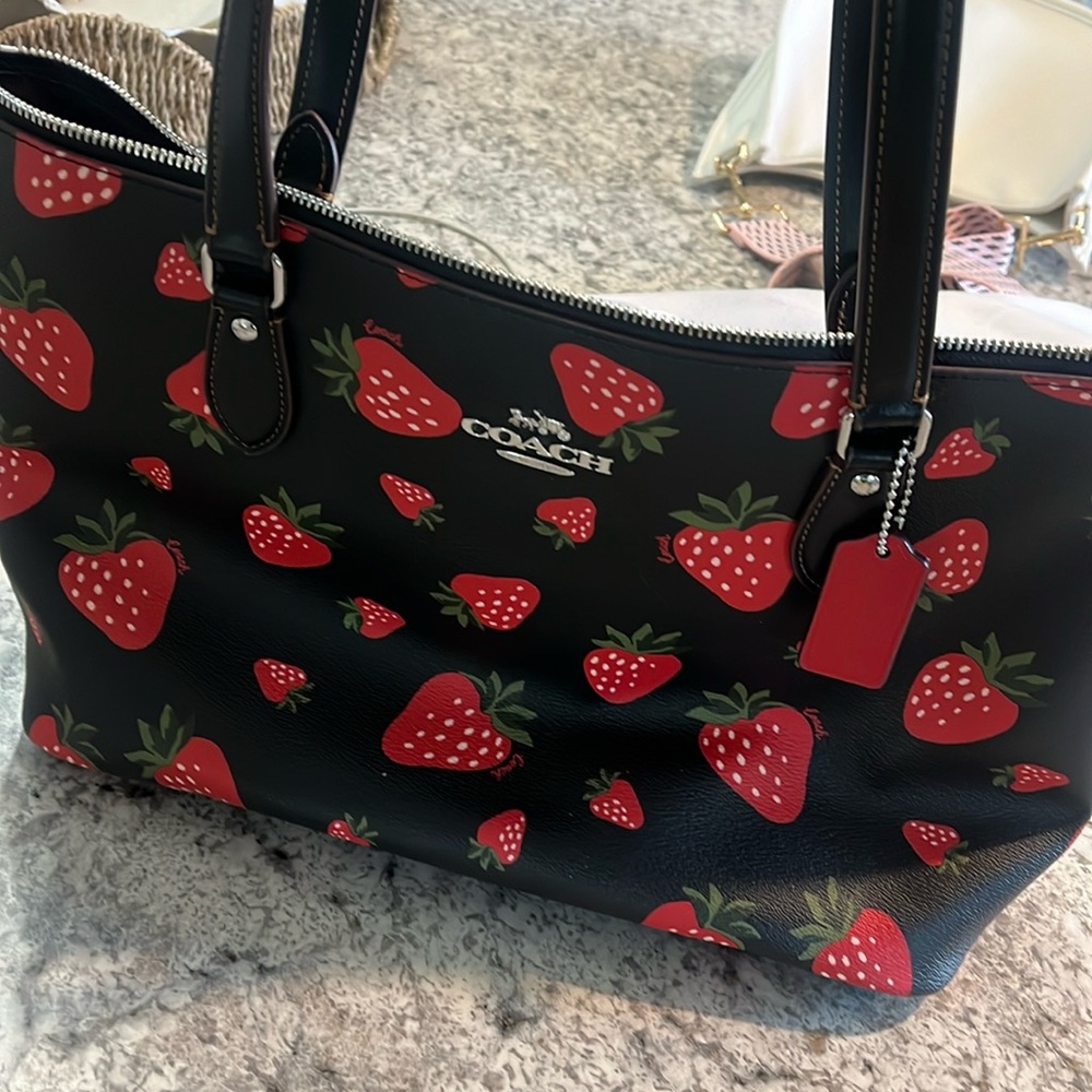 Coach Strawberry Gallery Tote 🍓10x14x6” like new condition